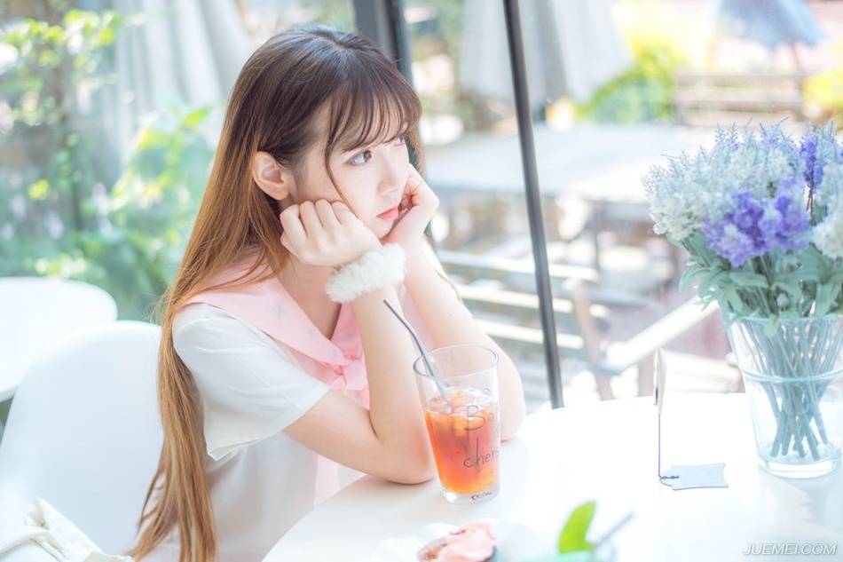 院子里响起刘璋骂骂咧咧的声音，刘璝面色铁青的跟着孟达来到一处厢房，冷冷的看着此人：“为何拦我？”